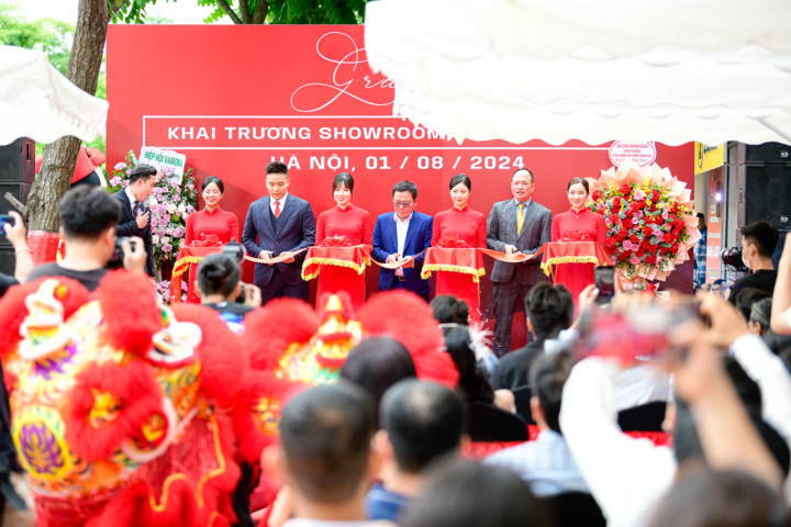 Ban Lãnh đạo thực hiện cắt băng khánh thành Showroom Town 2.