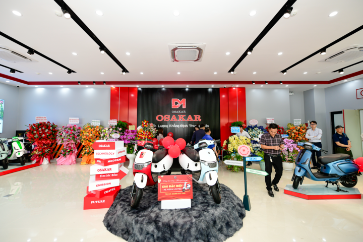 Showroom Town 2 được thiết kế hiện đại, sang trọng, tạo cảm giác thoải mái cho khách hàng tham quan và trải nghiệm.