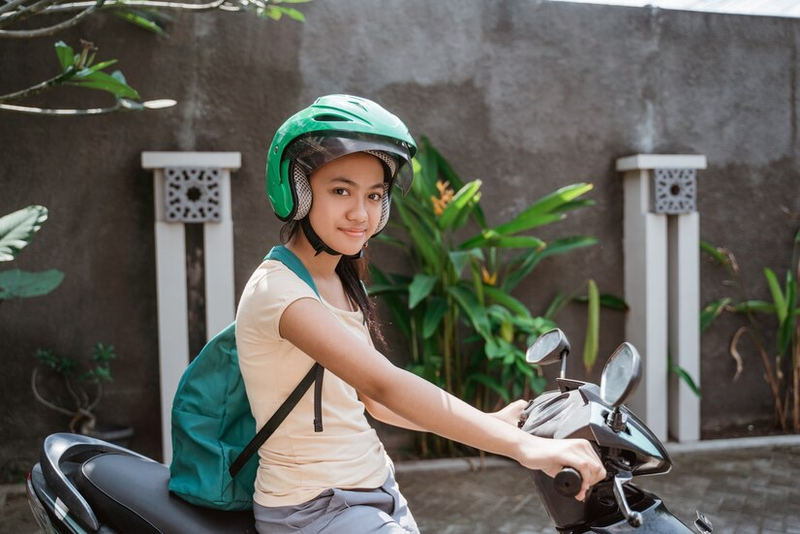 Học sinh cấp 3 có được đi xe máy 50cc phụ thuộc vào độ tuổi trên CCCD