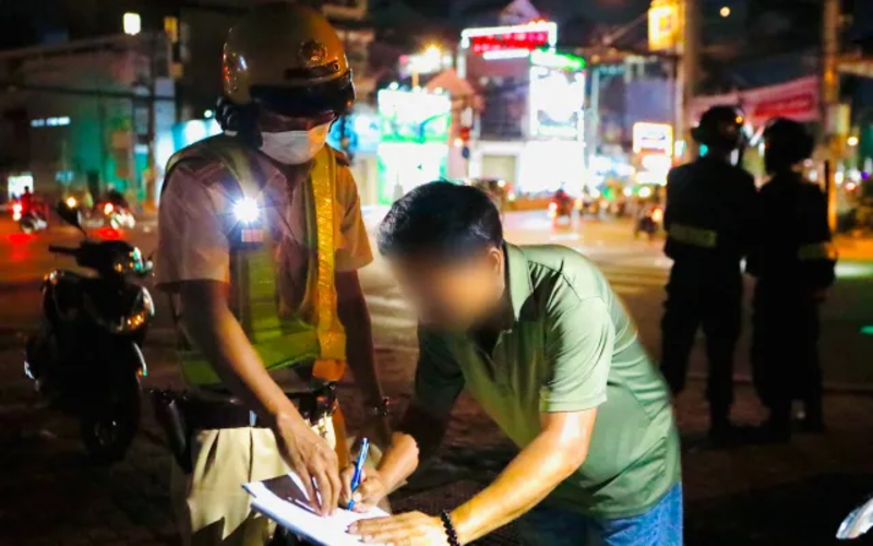 Mức phạt đối với trường hợp đi xe máy điện có bị thổi nồng độ cồn được quy định chặt chẽ nhằm tăng cường tính răn đe và thúc đẩy người tham gia giao thông tuân thủ nghiêm ngặt các quy định về an toàn.