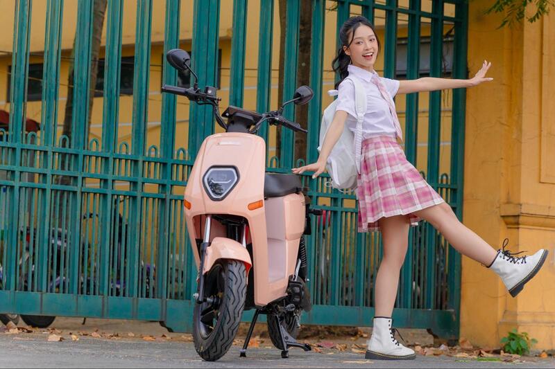 Cắm sạc trực tiếp vào xe điện là phương pháp tiện lợi được nhiều học sinh và phụ huynh ưa chuộng