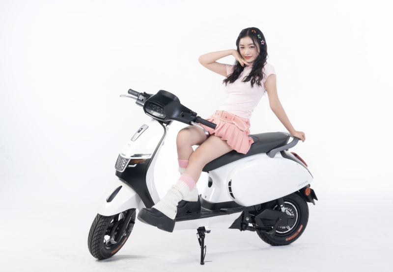 Thời gian nạp đầy pin của xe máy điện phụ thuộc vào dung lượng và công nghệ sạc của từng loại ắc quy mà thương hiệu trang bị cho dòng xe của mình.