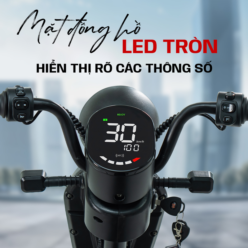 Thông qua màn hình hiển thị, người dùng có thể dễ dàng theo dõi quá trình sạc pin của xe máy điện.
