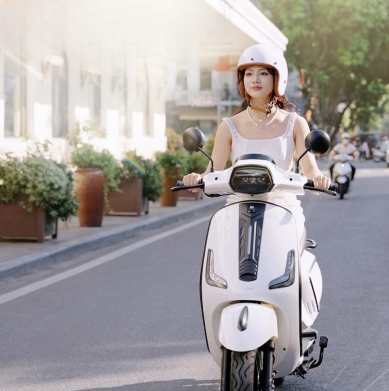 Nếu xe máy điện có dấu hiệu lạ như: Đèn báo không sáng hoặc nhấp nháy đỏ, bộ sạc nóng bất thường, phát ra nhiều âm thanh lạ,... thì bạn nên thay mới sạc xe máy điện