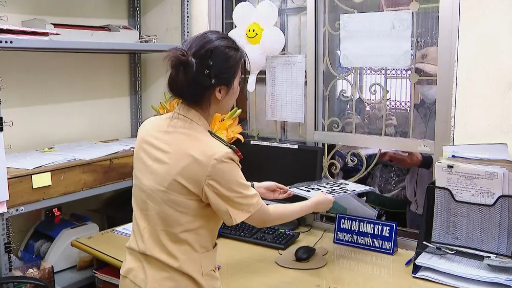 Cán bộ đăng ký xe sẽ tiếp nhận, kiểm tra thông tin và hướng dẫn bạn hoàn thành các biểu mẫu cần thiết