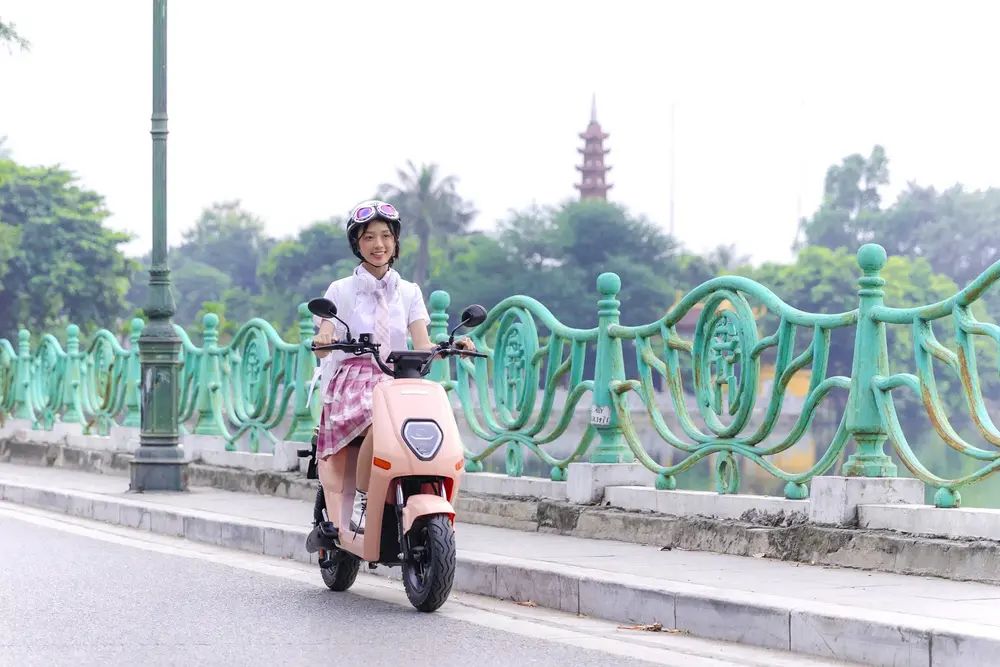 Xe máy điện có phải lắp gương không là câu hỏi được khá nhiều bạn học sinh, sinh viên quan tâm