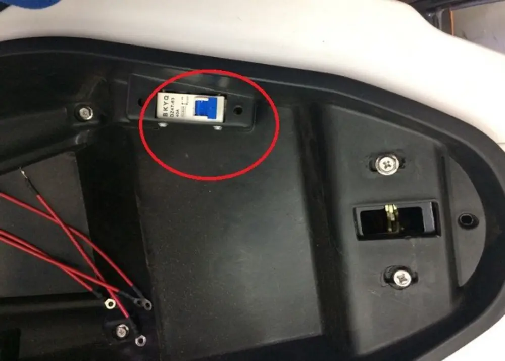 Kiểm tra aptomat khi xe đột ngột dừng mà mất hết tín hiệu điện