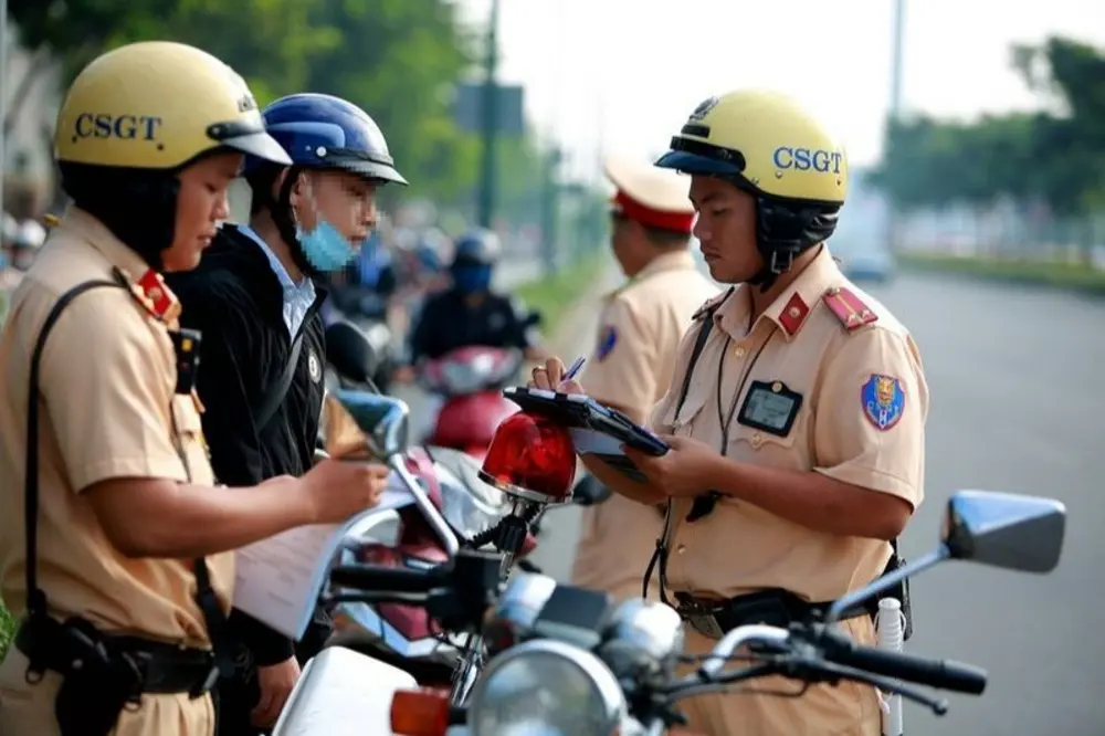 Người điều khiển xe máy điện không có gương chiếu hậu có thể bị phạt từ 100.000 đồng đến 200.000 đồng