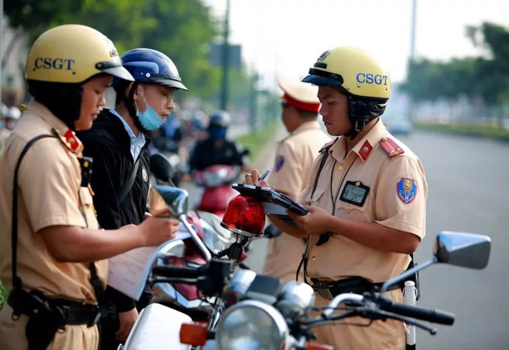 Người điều khiển xe máy 50cc cần đảm bảo có đủ gương chiếu hậu trái khi lưu thông trên đường