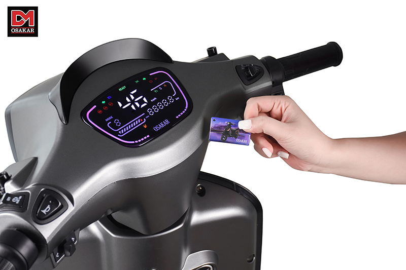 Xe máy điện OSAKAR được trang bị hệ thống cảm biến tốc độ hiện đại, đảm bảo xe vận hành ổn định