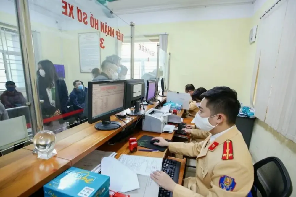 Đăng ký xe trực tiếp tại cơ quan là phương thức truyền thống được nhiều người lựa chọn đặc biệt đối với ai chưa quen thuộc với dịch vụ công trực tuyến