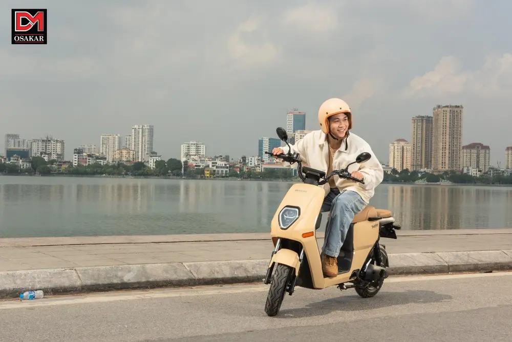 Để dừng xe máy điện, người lái nên bóp nhẹ cả hai bên phanh, tránh thao tác bóp phanh đột ngột làm gián đoạn trải nghiệm di chuyển