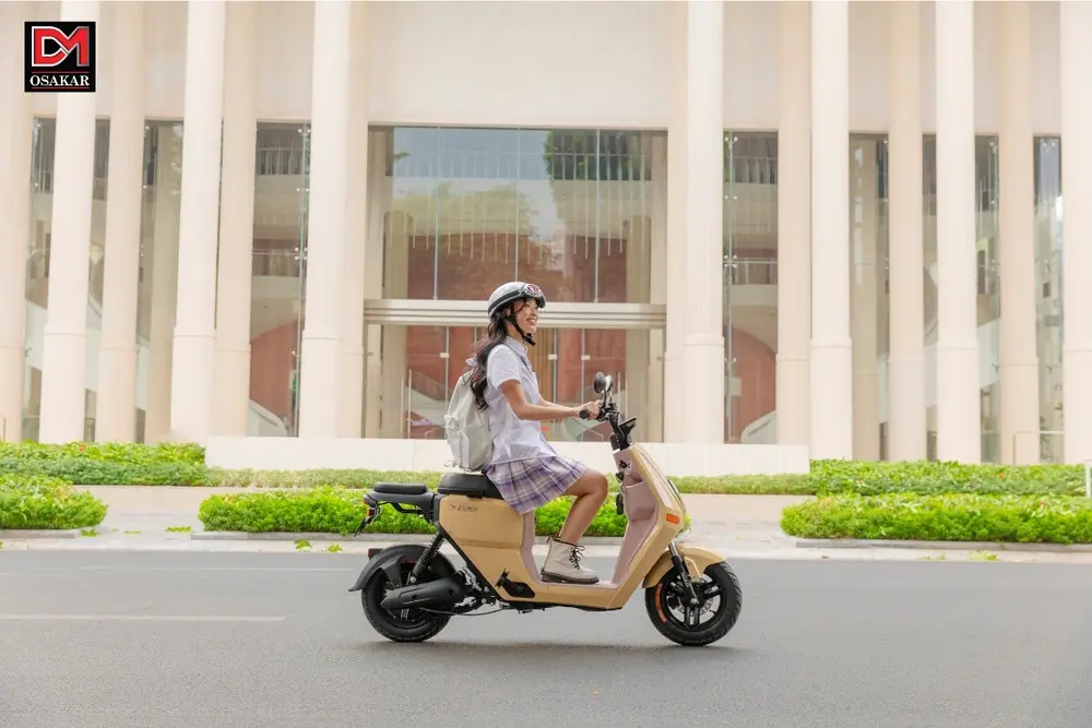 Để lái xe máy điện như dân chuyên, bạn hãy bắt đầu từ việc sử dụng mũ bảo hiểm chất lượng và tư thế ngồi đúng chuẩn