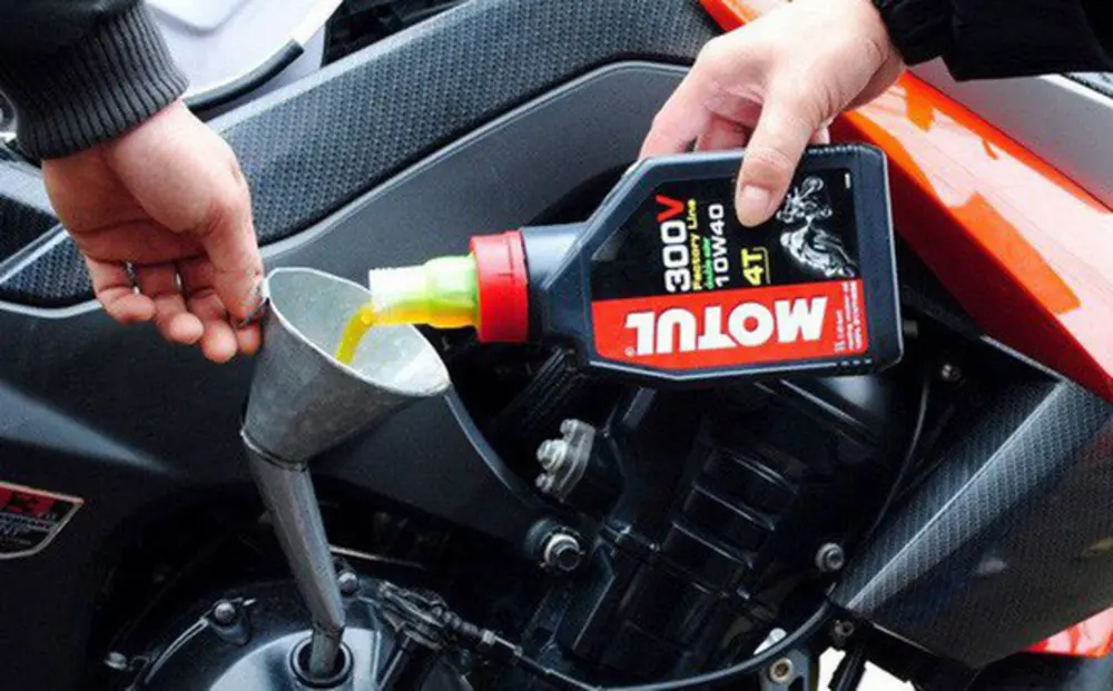 Giá dầu nhớt xe máy 50cc dao động từ 70 - 200 nghìn đồng tùy thuộc vào từng loại nhớt, thương hiệu và loại xe
