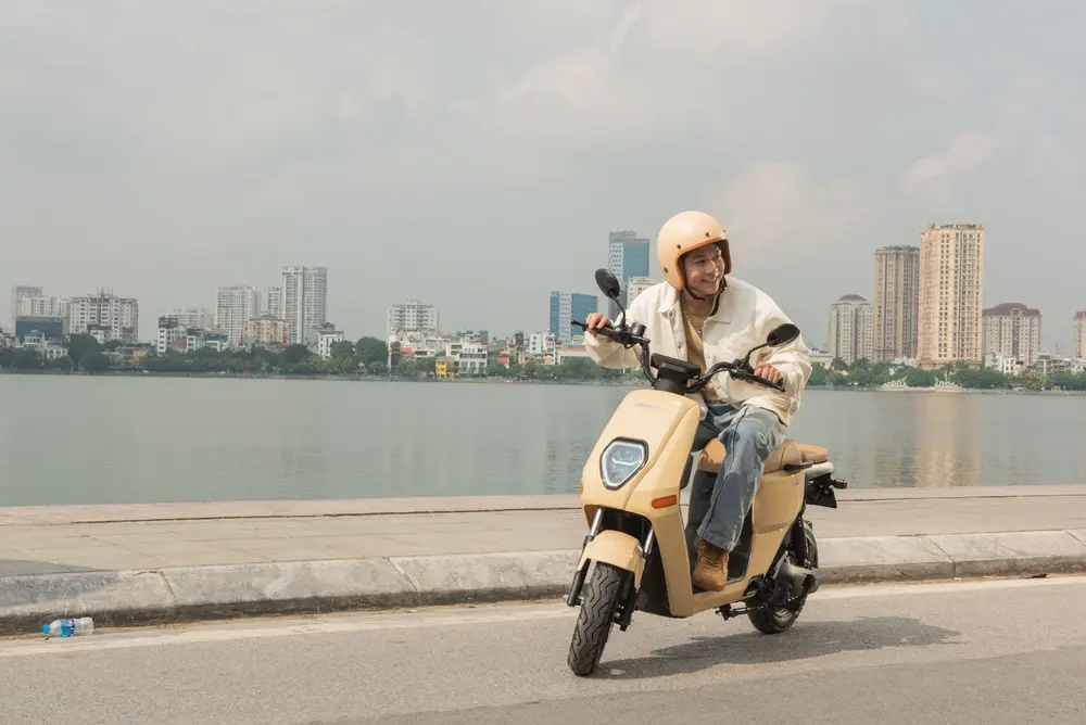 Heidi kem be - vàng nhẹ không chỉ sở hữu diện mạo thời trang mà còn cực kỳ tiện lợi nhờ bàn đạp trợ lực giúp bạn thoải mái vi vu mà không lo hết điện giữa chừng