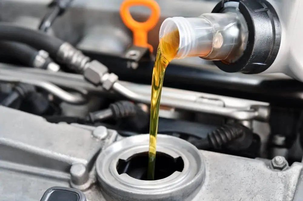 Màu sắc nhớt thay đổi là dấu hiệu rõ ràng cho thấy bạn cần thay nhớt ngay