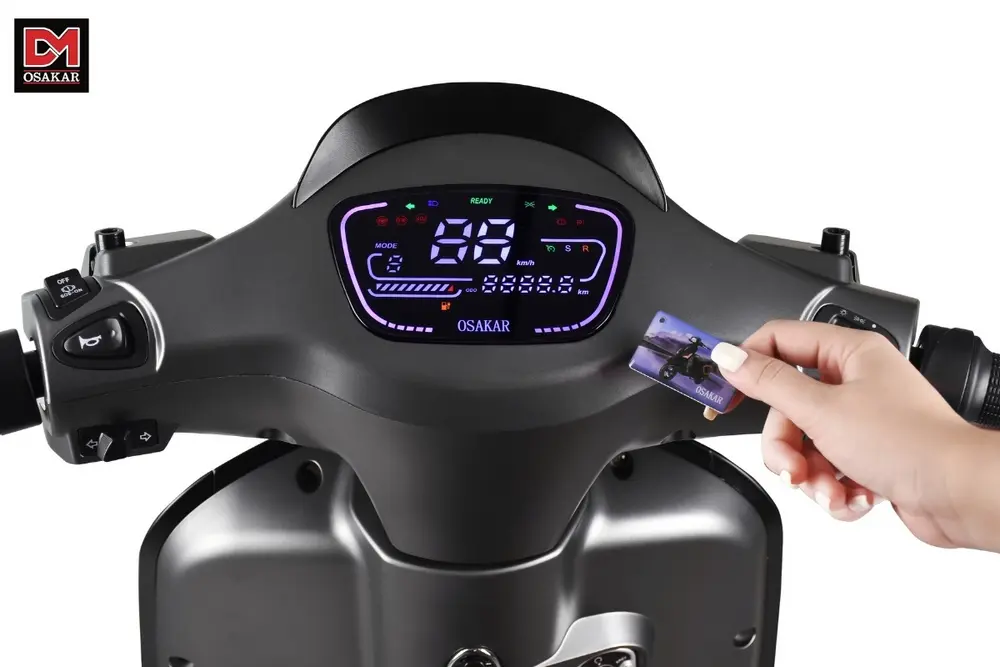 Người điều khiển xe có thể khởi động xe máy điện nhanh chóng bằng chìa khóa cơ, thẻ từ NFC hoặc Smartkey, tùy theo trang bị trên từng dòng xe