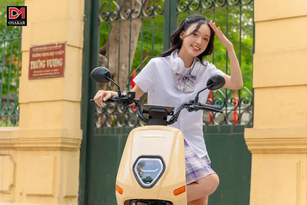 Người đủ từ 15 tuổi được đứng tên đăng ký xe máy điện, nhưng phải đủ 16 tuổi trở lên mới có thể điều khiển phương tiện tham gia lưu thông