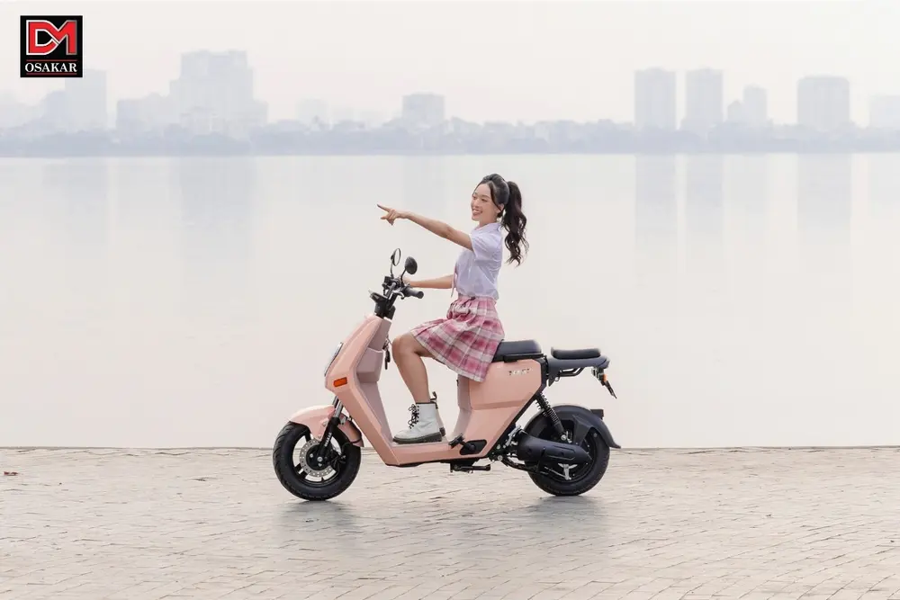Người lái cần tăng ga từ và giữ tốc độ ổn định để tránh mất thăng bằng, trượt bánh và đảm bảo an toàn khi di chuyển