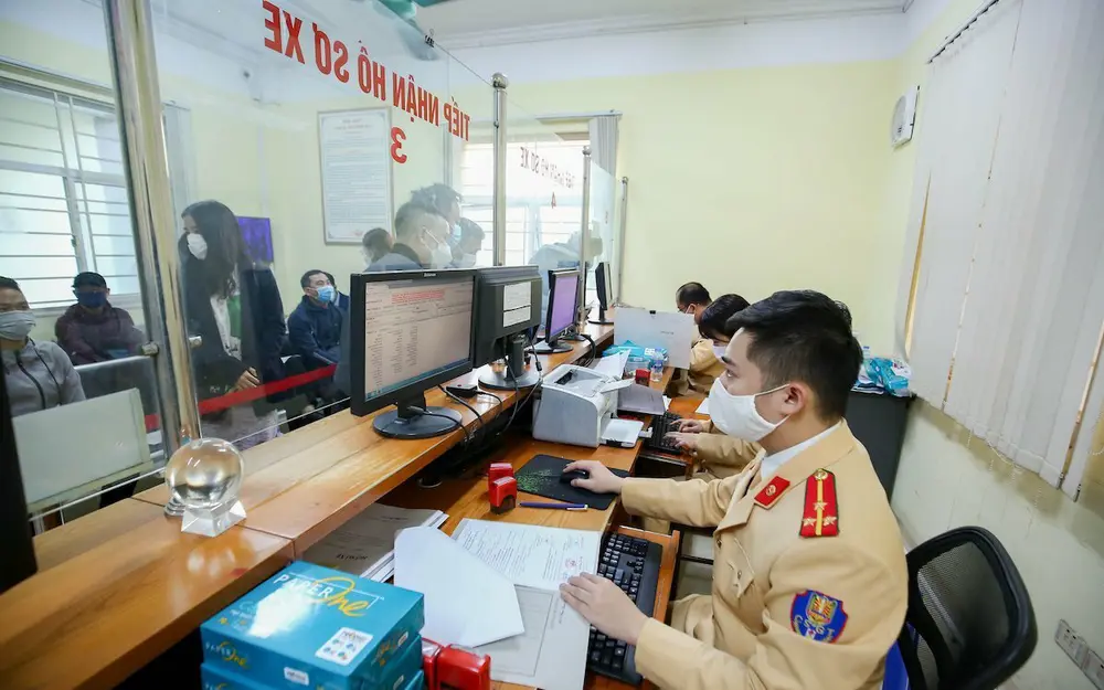Quy trình đăng ký biển số xe điện bắt đầu bằng việc chuẩn bị giấy tờ và kết thúc sau khi bạn nộp đủ lệ phí cấp biển